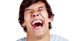 Laut Forschung besitzen Menschen mit dunklem Humor höhere Intelligenzwerte und sind weniger aggressiv.