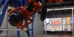 Крис Барнс, профессиональный боулингист, однажды обыграл робота, оптимизированного для страйков