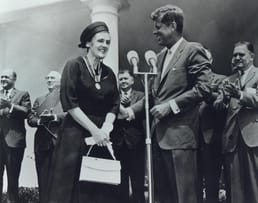 Frances Kathleen Oldham Kelsey, eine Arzneimittelprüferin der FDA, weigerte sich, Thalidomid auf den Markt zu bringen. Ihre Aktionen halfen, unzählige Geburtsfehler zu verhindern.
