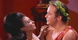 Знаменитый поцелуй Кирка и Ухуры не был первым межрасовым поцелуем на телевидении. Его предшествовали другие, в том числе в 1958 году с Уильямом Шатнером