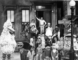 Sesamstraße wurde entwickelt, um das Selbstwertgefühl von Kindern mit Hautfarbe zu stärken, indem Afroamerikaner positiv in einer harmonischen Gemeinschaft dargestellt werden.