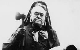 Кэрри Нэйшн боролась с широким распространением алкоголя в США до сухого закона, атакуя салоны топором.