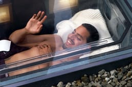 David Blaine wurde über ein Jahrzehnt hinweg insgesamt sieben Tage lebendig begraben. Außerdem war er 64 Stunden in Eis eingeschlossen und stand 35 Stunden auf einer 30‑Meter‑Säule.