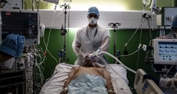 リトアニアの医師団は、1キログラムを超えるネジや釘を男の胃から摘出。腹痛で入院した男は、アルコールをやめた後に金属を食べ始めたと主張した。