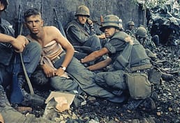 Фраггинг — это преднамеренное или попытка убийства сослуживца солдатом. Термин был введён американскими военнослужащими во время Вьетнамской войны.