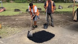 الزجاج يُعاد تدويره أحيانًا إلى "غلاسفالت" أو يُستعمل كغطاء لمكب النفايات