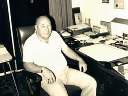 O primeiro soldado aliado a pisar na praia da Normandia durante a invasão do Dia D foi Leonard Treherne “Max” Schroeder Jr. Ele sobreviveu e recebeu a Estrela de Prata, Estrela de Bronze e o Coração Púrpura.