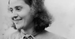 Odette Sansom Hallows foi agente da Special Operations Executive na Segunda Guerra Mundial. Foi capturada pela Gestapo, interrogada, torturada e condenada à morte duas vezes. Sobreviveu à guerra e foi a primeira mulher a receber a Cruz de George.