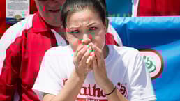 ソニヤ・トーマスは競技食いである。2005年には、99ポンドの体重で22の世界タイトルを保持し、自分よりも2倍大きいエリートの男性・女性競技者たちを破った。