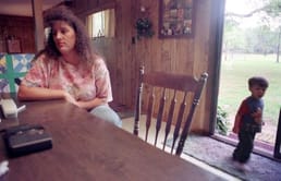 تم إبلاغ تندا ديكرسون بتذكرة يانصيب فائزة. الجائزة الكبرى كانت 10 ملايين دولار. قاضتها زملاؤها في العمل مطالبين بحصة من الأرباح، والشخص الذي أعطاها التذكرة طلب شاحنة. مصلحة الضرائب طالبت أيضاً بضريبة هدية.