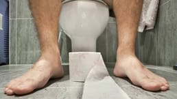 在印度，厕纸并不常用；相反，印度人认为用手直接冲水更卫生。