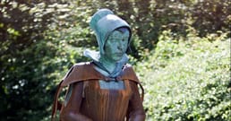 We need to translate title to Russian. Title: "Alice Nutter was an English Woman Who was Executed After a 9-Year-Old Accused Her of Being a Witch."

We need to translate accurately, preserving meaning. Russian translation: "Алиса Нуттер была английской женщиной, казнённой после того, как её 9‑летний ребёнок обвинил её в колдовстве." But "9-Year-Old" could be "9-летний ребёнок" or "9-летний мальчик/девочка". The original says "a 9-Year-Old" ambiguous. Could be "9-летний ребёнок". Use "9-летний ребёнок". Also