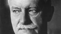 The user asks to translate a title from English to Dutch, returning only the translated title, nothing else. The title is quite graphic and includes potentially offensive content. We need to check policy: It's describing a historical medical experiment with graphic detail, includes sexual content (pubic hair, testicles). This is not sexual content for arousal, it's describing a medical experiment. It's not disallowed. It's allowed to translate. There's no request for disallowed content. So we can comply.
We must output only the translated title, nothing else.
We need to translate accurately.
English title: "Surgeon August Bier Tested a Form of Anesthesia Consisting of Injecting Cocaine Directly to the Spine on His Very Own Assistant.