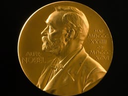 記録されている医学的自己実験465件のうち、8件は死亡に至り、12件はノーベル賞を受賞した。