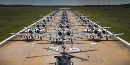 Os Estados Unidos entraram na Segunda Guerra Mundial com apenas quatro porta-aviões e terminaram a guerra com quase 100 de diferentes classes e tipos.