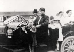 Бобби Данбар исчез в 1912 году в возрасте 4 лет. Через восемь месяцев его нашли в Миссисипи у пары, отрекшейся, что это он. Суды вынесли решение в пользу семьи Данбар. Через сто лет ДНК‑доказательства подтвердили, что мальчика ошибочно отождествили.