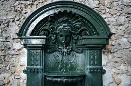 В общественных фонтанах Парижа течёт бесплатная чистая газированная вода. Жители наливают её в бутылки, чтобы взять домой, вместо покупки бутилированной воды в магазинах.