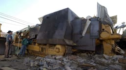 Marvin Heemeyer baute einen Killdozer mit Beton‑ und Stahlpanzer. Er zerstörte 13 Gebäude und war unaufhaltbar. Polizei und SWAT konnten ihn nicht stoppen.