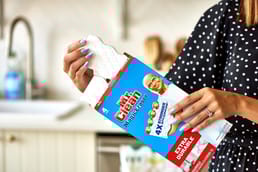 魔术橡皮擦不含化学溶剂，而是采用一种具有超细锐利微观边缘的特殊泡沫，能够刮除污垢。