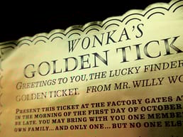 Nel 1971 Willy Wonka e la fabbrica di cioccolato, una fotografia di Martin Bormann, capo della cancelleria nazista, fu usata come immagine di Albert Minoletta, il contraffattore di biglietti d'oro.