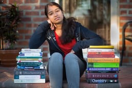 高价的大学教科书捆绑了在学期结束后失效的访问码,迫使学生以零售价购买这些书。这些书在二手市场上变得一文不值。