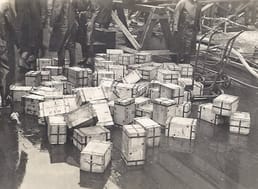 第二次世界大戦中、ドイツは130億ポンドのイギリス銀行券を偽造することで、イギリス経済の崩壊をもたらそうとした。これらの紙幣は、史上最も完璧な贋作と考えられていた。