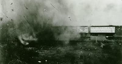 Een spoorwegmaatschappij ensceneerde een dodelijke treinbotsing in 1896. Ze ontsloeg de organisator die avond en nam hem de volgende dag weer aan