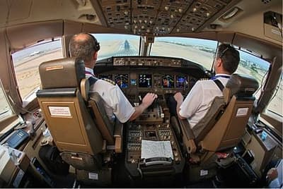Es gibt eine FAA-Vorschrift namens „Sterile Cockpit Rule“, die die Flugbesatzungen verpflichtet, unter 10 000 Fuß nur Themen zu besprechen, die für die Sicherheit und den Betrieb des Fluges relevant sind.