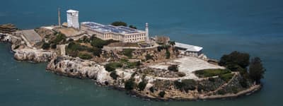 アルカトラズは当時、温かいシャワーを許可していた数少ない連邦刑務所のひとつでした。これは、受刑者が冷水に慣れてサンフランシスコ湾から脱走するのを防ぐためです。