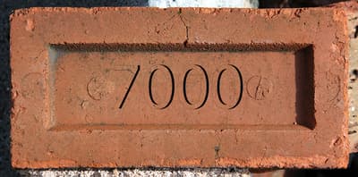 Nel 1784, la Gran Bretagna impose una tassa sui mattoni per pagare la guerra in America. Questo fece sì che le persone iniziassero a usare mattoni più grandi.