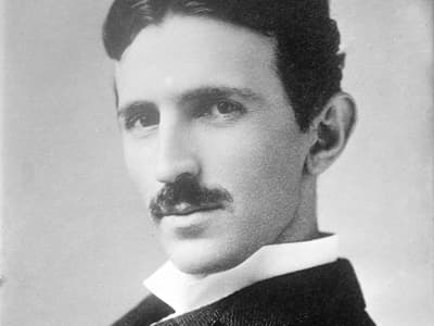 Físico Nikola Tesla pagou uma conta de hotel atrasada com uma caixa contendo um modelo funcional de seu raio da morte. Ele avisou aos funcionários que nunca a abrissem.