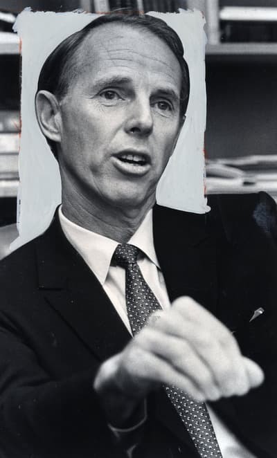 1981年,罗杰·费舍尔提出了一个想法,让一名志愿者将洲际弹道导弹发射密码植入胸腔。若发生紧急情况,志愿者需要随身携带一把刀,以便被其杀死。