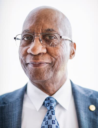 Hier is een feit over Dr. Donald Hopkins. Hij hielp pokken uitroeien en staat op het punt nog een ziekte te vernietigen. Hij heeft de guineawormziekte teruggebracht van 3,5 miljoen gevallen per jaar naar slechts 28 gevallen vorig jaar.