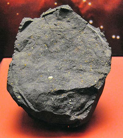 Hier ist eine Tatsache über den Murchison‑Meteoriten, der 1969 auf die Erde fiel. Er enthielt hohe Konzentrationen organischer Verbindungen, stammte von einem Mutterkörper, der flüssiges Wasser hatte, und die Aminosäuren, die er enthielt, konnten nicht auf der Erde synthetisiert werden, weil sie sowohl linke als auch rechte Isomere enthielten.