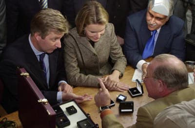 Un anziano ha guadagnato la fiducia di una banca belga portando cioccolatini ai dipendenti, ha ottenuto l'accesso VIP alla cassaforte e nel 2007 ha rubato diamanti per 28 milioni di dollari, scomparendo.