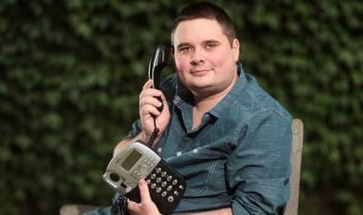 Британец нашёл способ зарабатывать деньги на телемаркетерах, которые постоянно ему звонили. В 2011 году он создал свой личный номер 0871 — теперь звонок ему стоит денег звонящему. Каждый раз, когда банк, газовая или электрическая компания запрашивали у него данные, он указывал этот номер в качестве контактного.