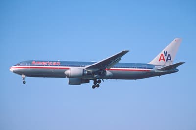 The user asks to translate a title from English to German, and wants only the translated title, nothing else.

The title is a long sentence: "In 2006, a woman farted on an American Airlines plane and attempted to cover up her farts by burning matches. When the passengers reported the smell of burning matches to the crew, the flight made an emergency landing in Nashville, and the FBI was called in to conduct an investigation."

We need to translate that into German, presumably as a title. Should we keep it as a single sentence? Probably yes.

We must output only the translated title, nothing else.

Check for any policy issues: The content is about a fart incident, not disallowed. It's fine.

Thus