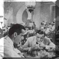 El actor Humphrey Bogart era un ávido jugador de ajedrez, a menudo jugaba en el set entre tomas. Durante la Segunda Guerra Mundial, jugó ajedrez por correspondencia con miembros del ejército destinados en el extranjero o en hospitales. El FBI interceptó este correo y pensó que estaba enviando códigos secretos a Europa.