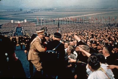 Cuando Freud dejó Austria, se le exigió firmar un documento que certificaba que había tenido toda la oportunidad “de vivir y trabajar con plena libertad” y que “no tenía la menor razón para quejarse”. Lo firmó, añadiendo una observación propia: “Puedo recomendar encarecidamente a la Gestapo a cualquiera”.