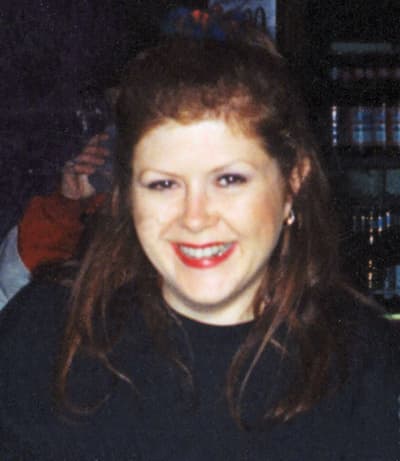Kirsty MacColl, vocalista y cantante femenina en "Fairytale of New York", murió al salvar a su hijo de una lancha motora que se acercaba propiedad de un multimillonario mientras vacacionaba en Cozumel, México. El conductor del bote escapó del tiempo en la cárcel pagando una multa de $90USD.