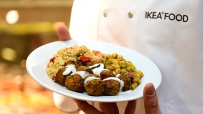 IKEA está ofreciendo comida porque se dieron cuenta de que los clientes no compran y no se quedan mucho tiempo cuando tienen hambre. Su política es ser el precio más bajo absoluto en alimentos dentro de un radio de 30 millas, incluso si eso significa vender con pérdida. Así que asumen una pérdida en la comida, pero la compensan con los muebles.