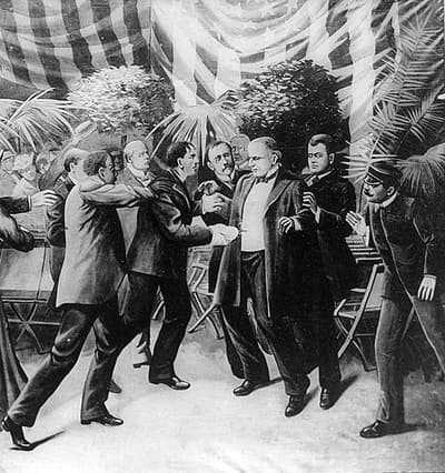 El presidente William McKinley (quien fue asesinado) a menudo usaba un amuleto de la suerte característico. Era un clavel rojo que llevaba en su solapa. Mientras se reunía con el público, una niña de 12 años le pidió la flor. Se la dio y momentos después fue tiroteado.