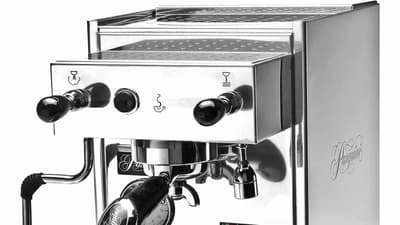 قام توم هانكس بمنح هيئة الصحافة في البيت الأبيض آلات قهوة جديدة منذ عام 2004 بعد زيارته واكتشافه آلة مستر كوفي قديمة متهالكة تقدم قهوة سيئة للغاية. أحدثها كان آلة إسبريسو بقيمة 1700 دولار في عام 2017.