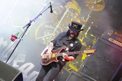 Lemmy Kilmister do Motörhead adorava jogar um jogo de arcade no bar local. Quando soube que estava com doença terminal, o dono do bar trouxe a máquina para o apartamento de Lemmy, para que ele pudesse continuar jogando em casa.