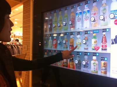 日本的自动售货机在灾害期间供水中断时，会免费提供饮用水。