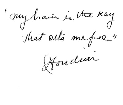 المُهرِّج هوديني أخذ إجازة سنة خلال الحرب العالمية الأولى لترويج الجهد الحربي وعلم الجنود كيفية الخروج من الأصفاد، مكشفًا عن بعض أسرار سحره.