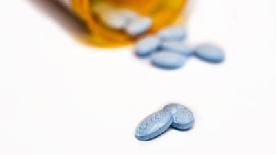 Kim Kardashian recebeu pagamento para postar uma selfie no Instagram e no Twitter anunciando um produto farmacêutico. Enviada para 42 milhões de seguidores no Instagram e 32 milhões no Twitter, essa propaganda ilegal não continha informações de risco nem linguagem que especificasse que se tratava de um endosso pago.