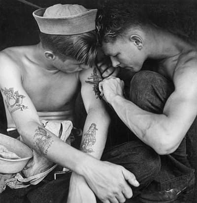 La Marine américaine interdisait les tatouages « obscènes », ce qui a provoqué un boom de tatouages de femmes nues chez les hommes qui ne voulaient pas servir. S’ils rejoignaient la marine plus tard, ils devaient faire « habiller » la femme par un tatoueur.