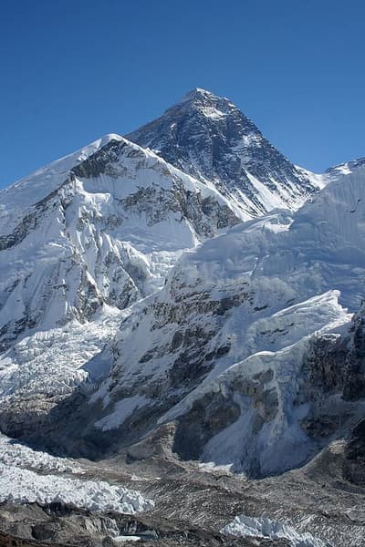 Der Mount Everest ist so stark mit Abfall belastet, einschließlich 26.500 Pfund menschlichen Exkrements pro Saison, dass die nepalesische Regierung nun von jedem Kletterer verlangt, beim Abstieg vom Berg 8 kg Abfall mitzunehmen (Menschliche Abfälle, leere Dosen/Flaschen, verlassene Zelte usw.).