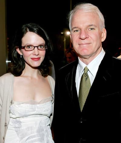 O casamento de Steve Martin surpreendeu os convidados; cerca de 75 celebridades, como Tom Hanks, Diane Keaton, Eugene Levy e Carl Reiner, foram convidadas para uma "festa" e encontraram a cerimônia ao chegar.